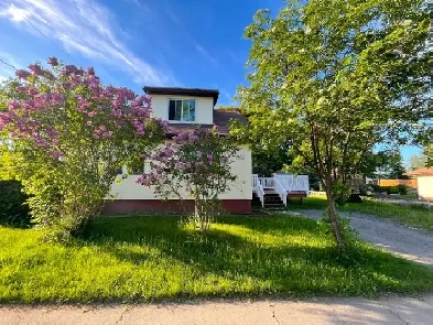 ROOM FOR RENT - NEAR LAKEHEAD UNIVERSITY!!