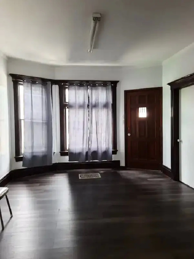 3 Bedroom Apartment  421 Wayndotte St W Widsor