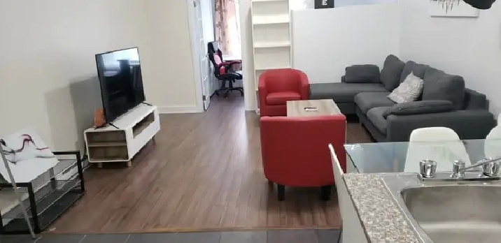 MÉTRO SNOWDON - 4 ½ CONDO DE LUXE CLIMATISÉ, TOUT ÉQUIPÉ, WIFI,