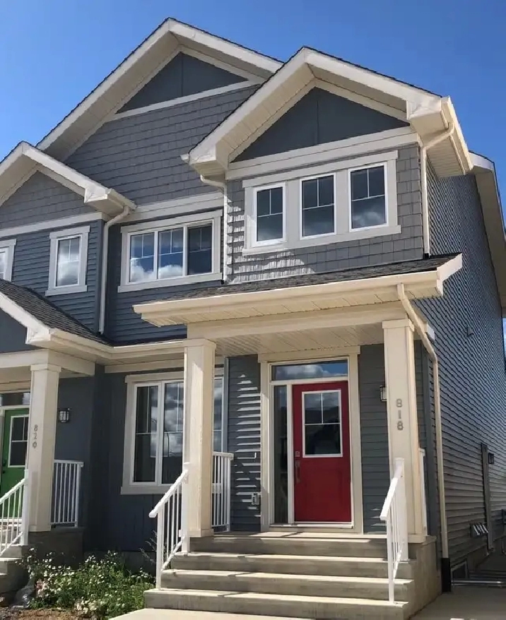 Rent! NEW SPACIOUS TWO (2) BEDROOMS BASEMENT LEGAL SUITE! 818 Se