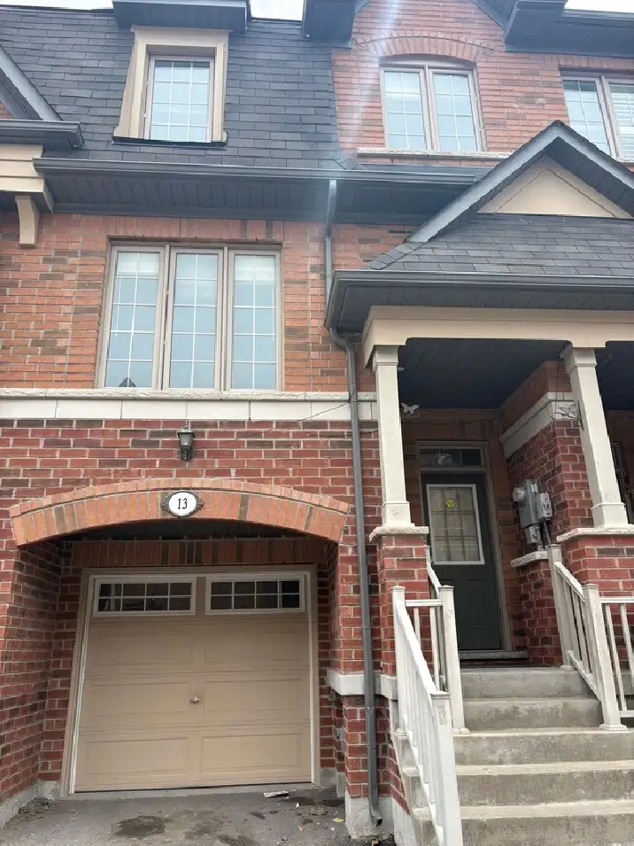 4 Bedrooms Townhouse For Rent Available May 2026