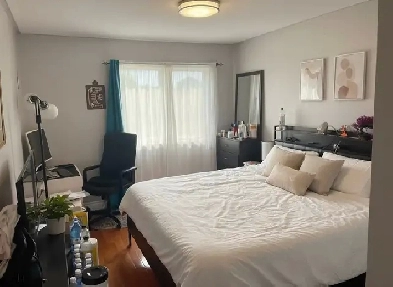 PRIVATE MASTER ROOM -2ND FLOOR HOME-( St. Clair & Midland)- 105