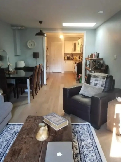 Top floor Apartment in LESLIEVILLE!