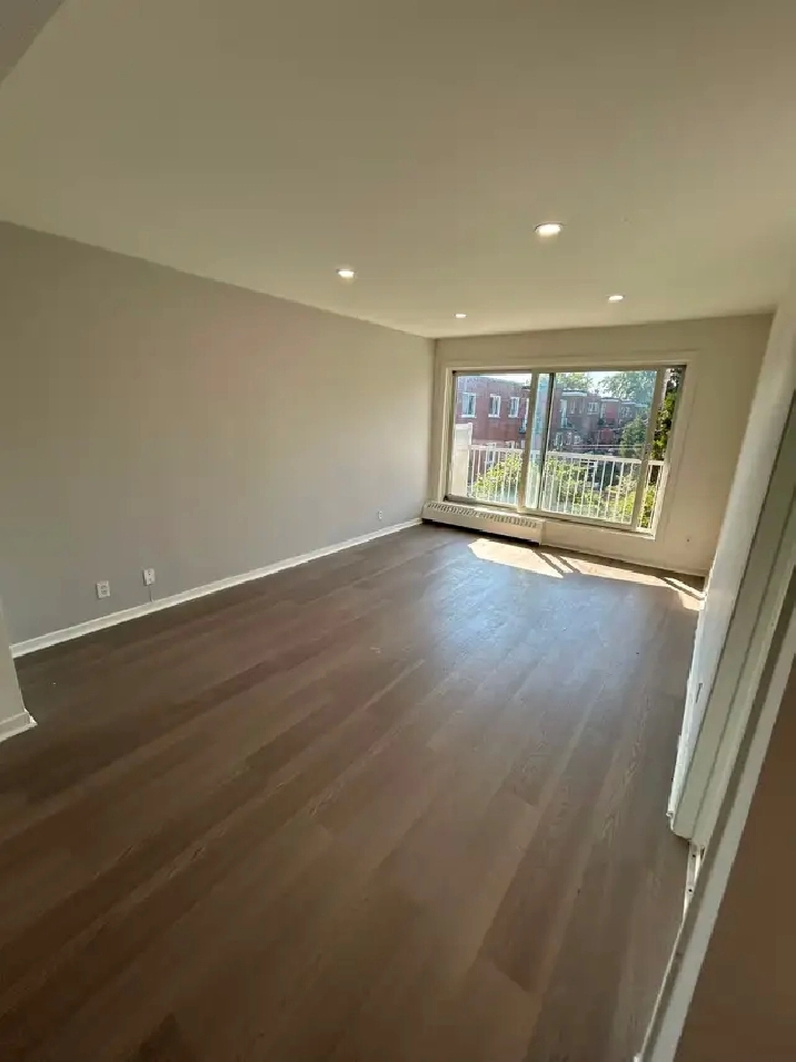 2 1/2 Apt STUDIO Visite entre 11:00 et 3:00 Lundi au Vendredi