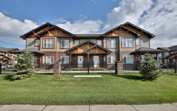 3 Bed, 1.5 Bath Townhouse - South Side, Quiet