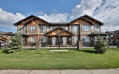 3 Bed, 1.5 Bath Townhouse - South Side, Quiet