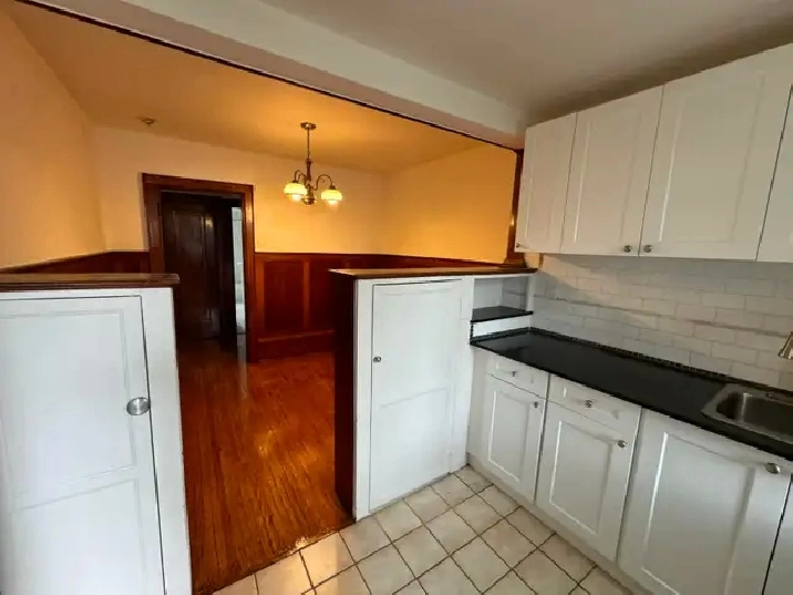 1 bedroom plus Apartment in Bloor West Village - $ 1,795