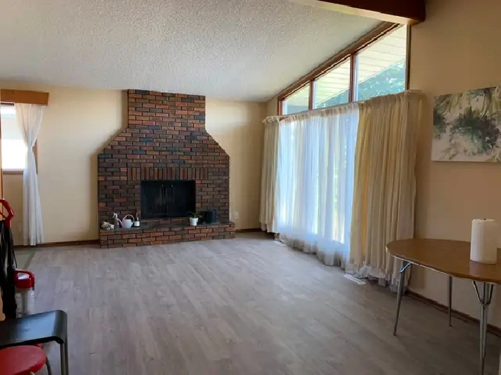 Southgate Mainfloor with 3 bedrooms for rent