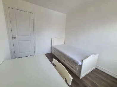 loor, Christie @ Ossington TTC, Room 2nd Flr Rent - 2Min to TTC