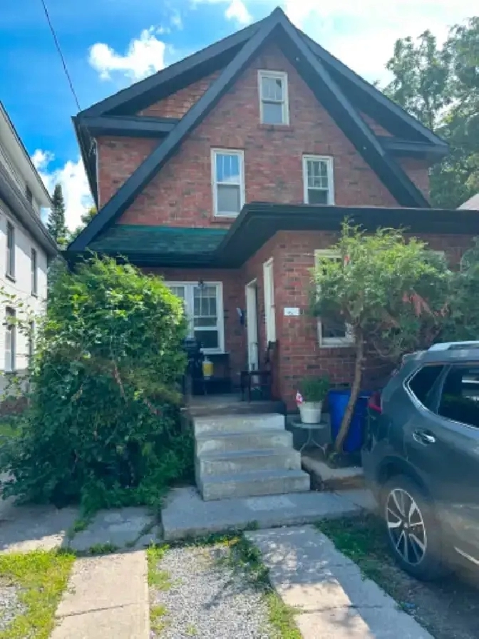 ATTN TRENT STUDENTS! Spacious 5/6 Bdrm House - Don't Wait!