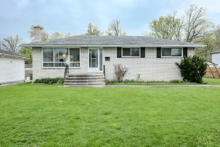 NEW LISTING! 3949 WOODWARD IN WINDSOR~ FULL BRICK RANCH $449,900