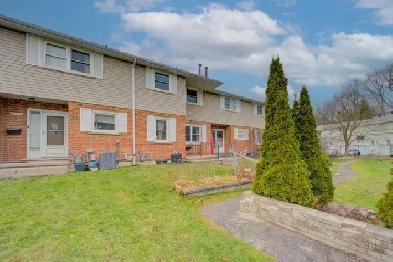 Townhouse For Sale in Kitchener 3 Bb/2Bath