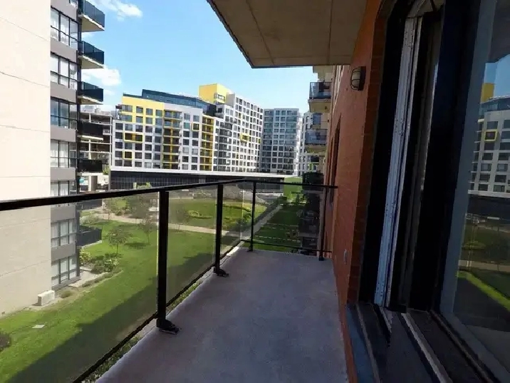 Superbe condo 2 chambres à louer près du métro Namur