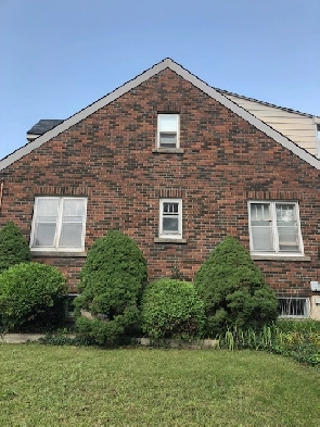Renovated 2 bedrms in triplex, deck, backyard, parking & laundry