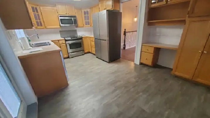 3 BEDS/2 BATHS HOUSE WITH GARAGE NEAR WALMART 250-649-5694