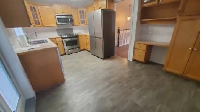 3 BEDS/2 BATHS HOUSE WITH GARAGE NEAR WALMART 250-649-5694