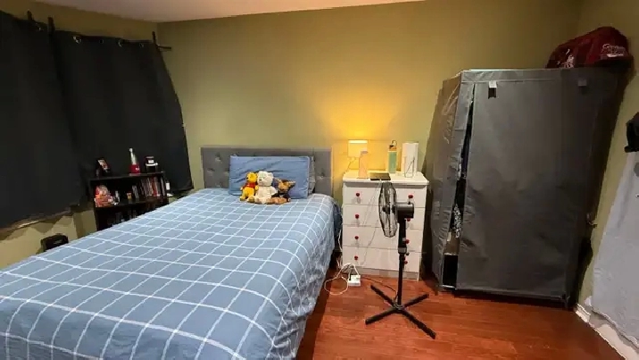 Furnished room mins from Square One (Females Only) available Jun