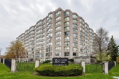 Bright & Spacious 1 1 Bed, 1.5 Bath Condo-Central Richmond Hill