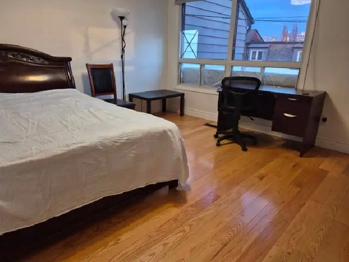 Spacious Bedroom in Toronto for male rent $1000 all inclusive
