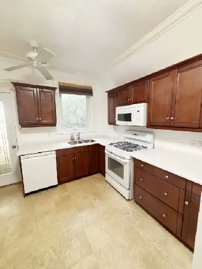 Large 1-Bedroom Main Floor Unit $1650 -Victoria park Stn.