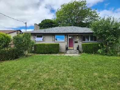 Stephenson/Rossland 2400$/m   CLEAN 3 Bedroom Upstairs Bungalow