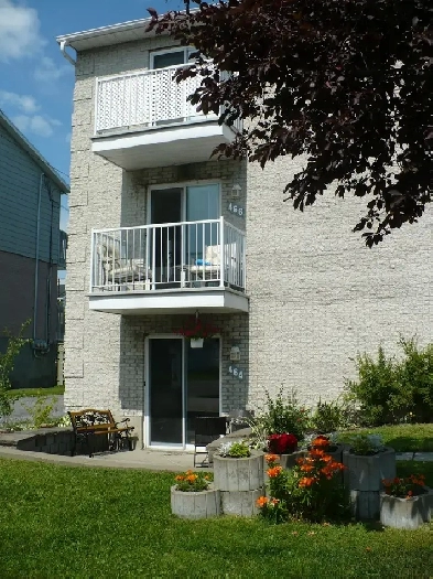 4 1/2 LUMINEUX DERNIER ÉTAGE TRIPLEX-PRISE POSSESSION FLEXIBLE