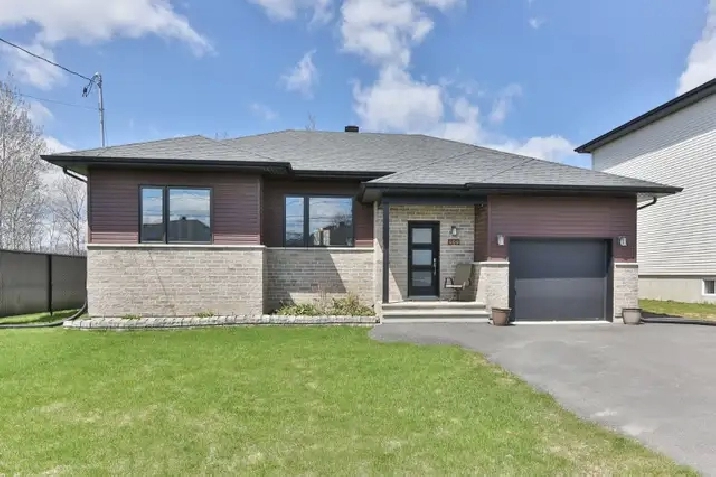 Bungalow avec garage:  25 min de la base militaire de St-Jean