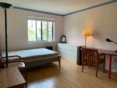 Ensuite Room near Seneca College