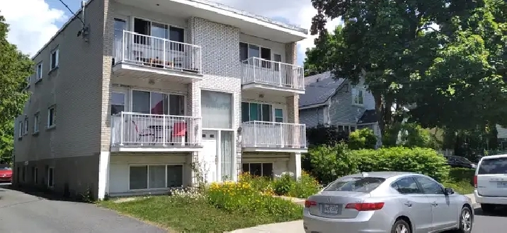 Vieux Longueuil - 01 juillet - Dernier étage - 4 1/2