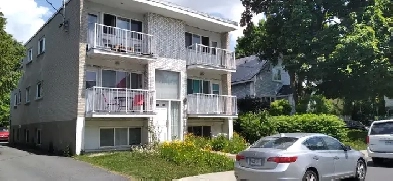 Vieux Longueuil - 01 juillet - Dernier étage - 4 1/2