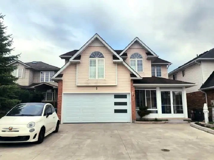 One bedroom in the house in Guelph Southend $900/M inclusive