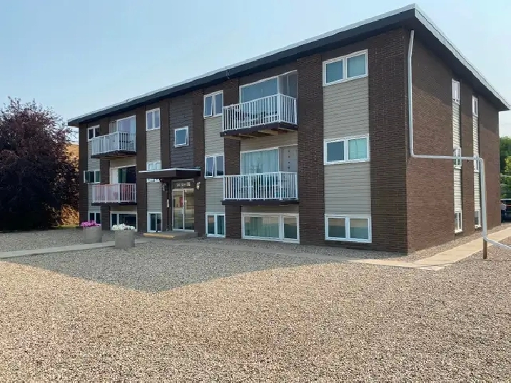 Spacious, Top Floor 2 Bedroom Apartment Available June 1st