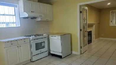 Spacious 3 bed, 2 bath,  den basement in Surrey