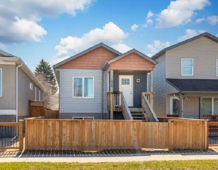 Well-Maintained 3bdrm Bi-Level w/ Bright Open Concept Layout!