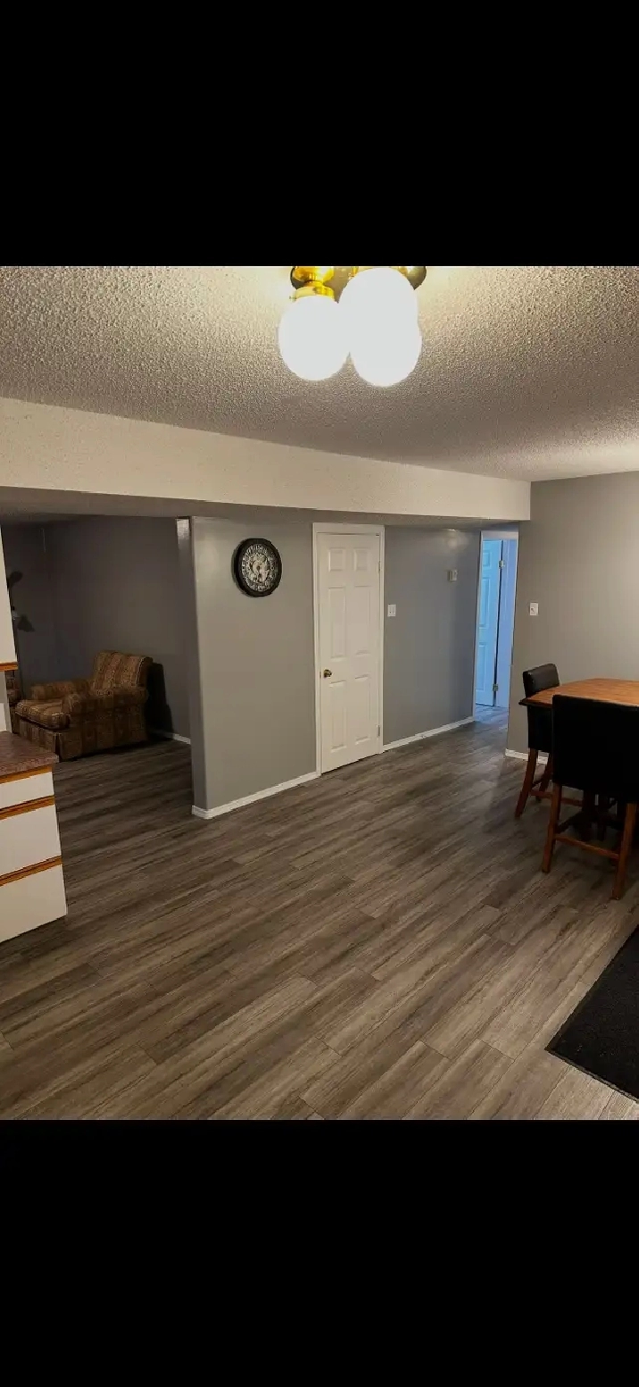 2 bedroom half duplex fully furnished/utilities included