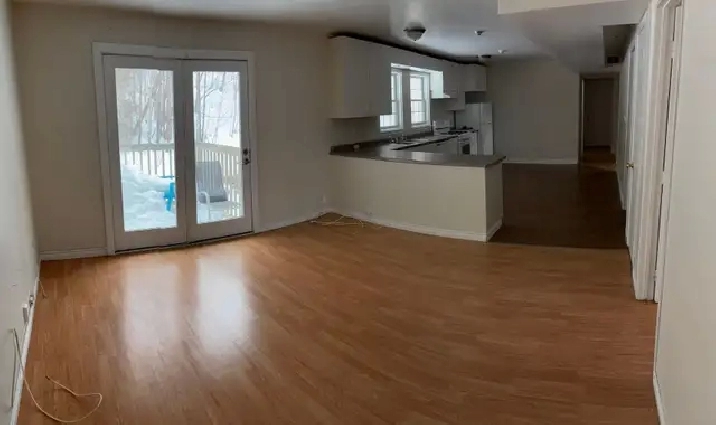 3 Bedroom Apartment for Rent - 98 Creery Ave