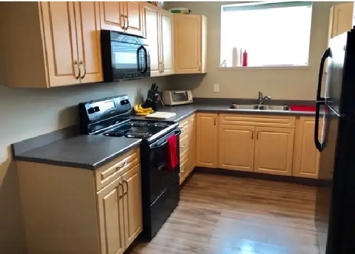 QUALITY NEWER 2 BEDROOM SUITE – PRIVATE DRIVEWAY & 6 APPLIANCES