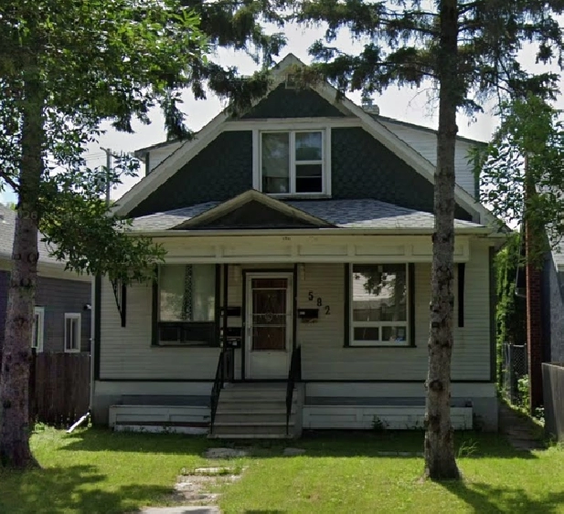 Strong cash flowing duplex w seller financing/long term tenants