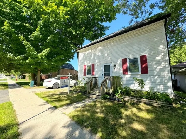 Beautiful 3 Bed, 2 Bath Family Home in Orillia