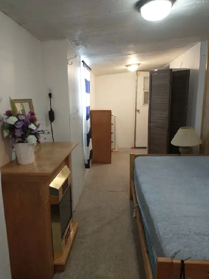 Room for Rent to FEMALE NON-SMOKER over 40 years young