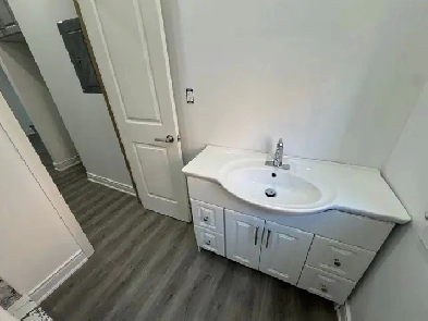AFFORDABLE MAIN-FLOOR OFFICE/STUDIO IN A HIGH-TRAFFIC AREA