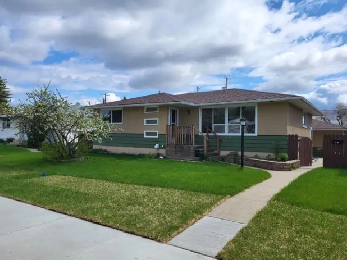 Large Main Floor Suite - Ottewell - Nicely Renovated - Lg Garage