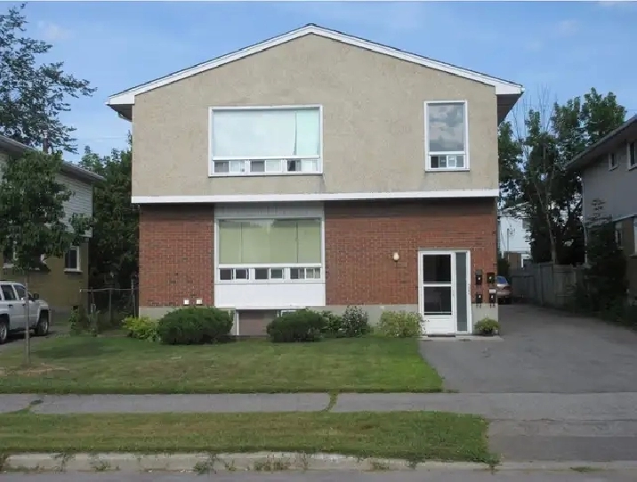 $1950 - 2 Bedroom   Den Immaculate duplex - Heron Park