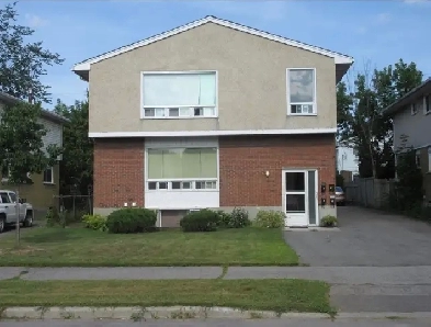 $1950 - 2 Bedroom   Den Immaculate duplex - Heron Park