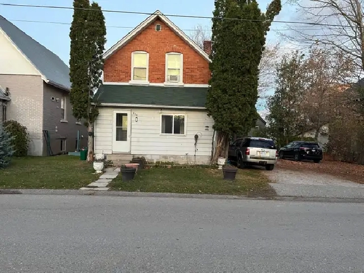 STEPS FROM DOWNTOWN ORILLIA - RENOVATED 1 BEDROOM ALL INCLUSIVE