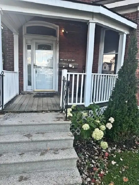 2 bedroom/ LARGE UNIT/ BIG WINDOWS / UPDATED