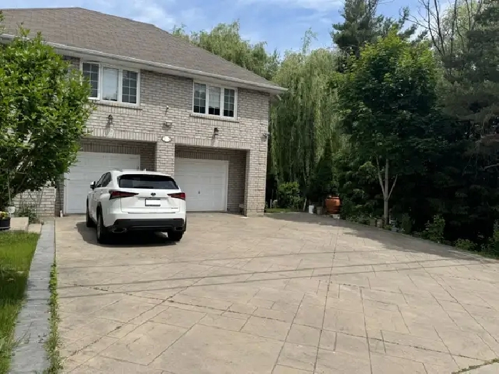 Richmond Hill Entire Main Floor 2-Bedroom House for Rent