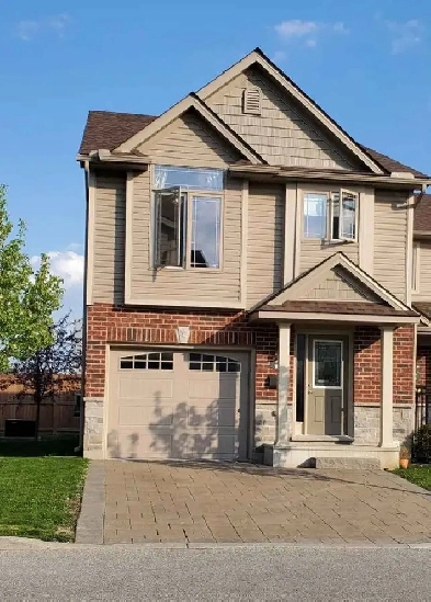 Beautiful 3 Bedroom 2.5 Bath Townhouse for Rent