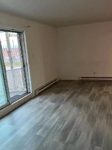 Grand 4 1 / 2, $1290/m, June 1, 7721 Lecourt, 2ed floor