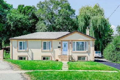 Main floor private room is available in Scarborough from July 1